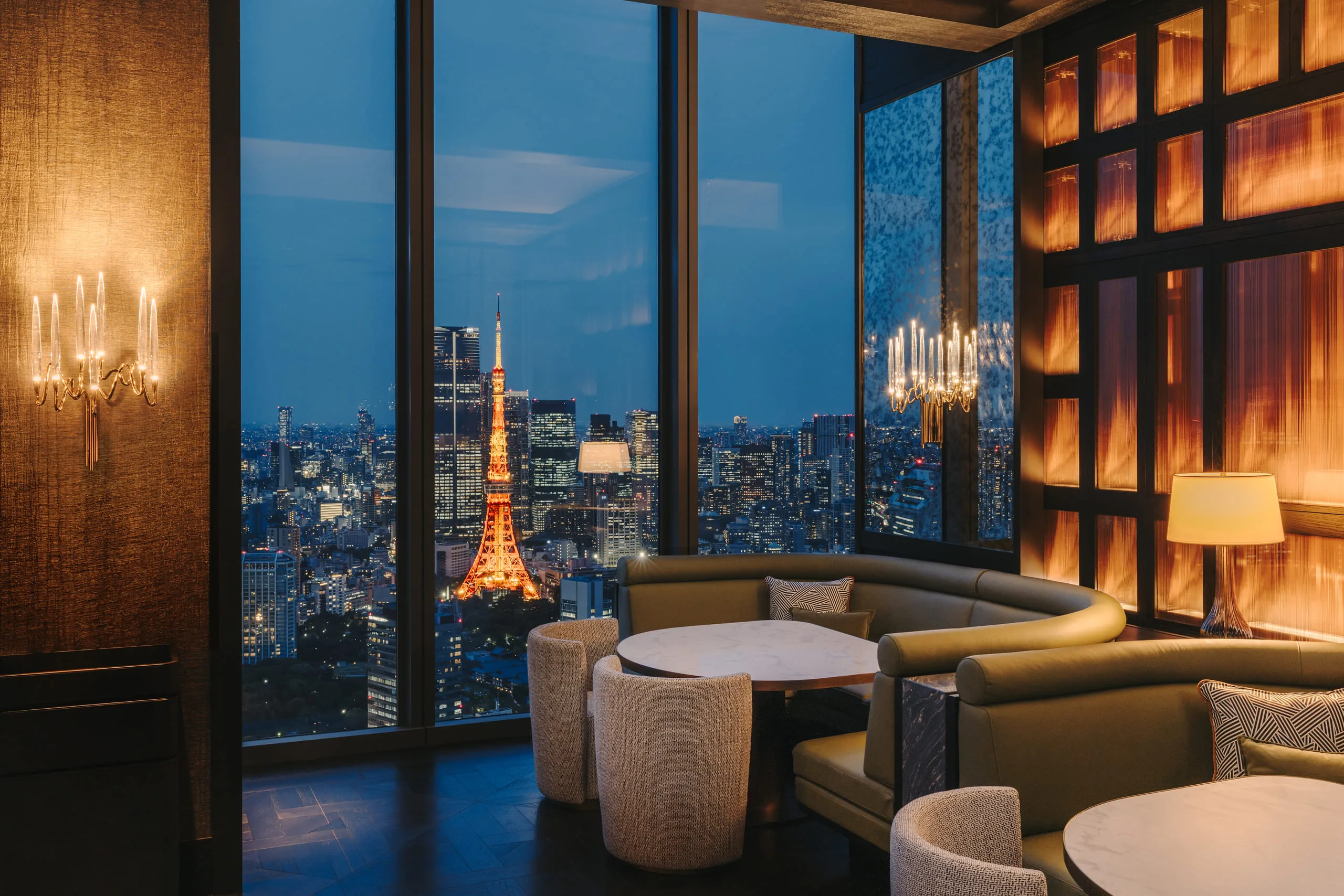 Fairmont Tokyo – Specialty Bar & Restaurant – DRIFTWOOD – Interior – Seating with Tokyo Tower