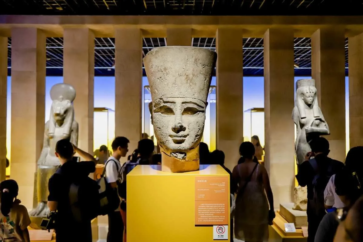 Visitors-exhibition-On-Top-Pyramid-The-Civilization-Ancient-Egypt-Shanghai