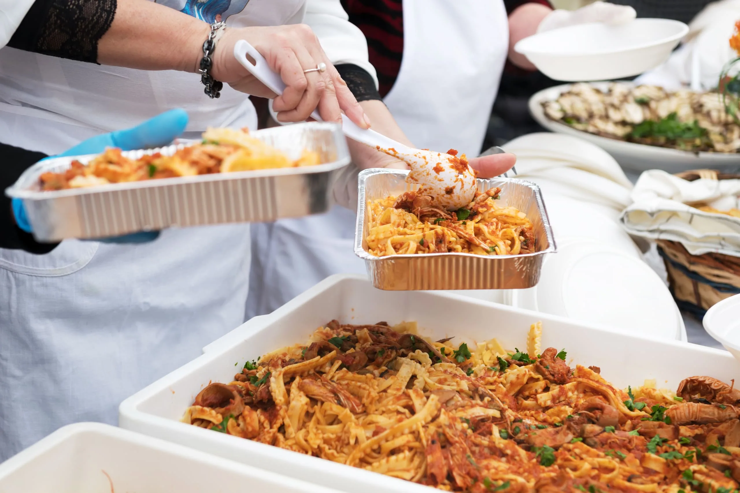 cropped-hand-woman-having-food (1)