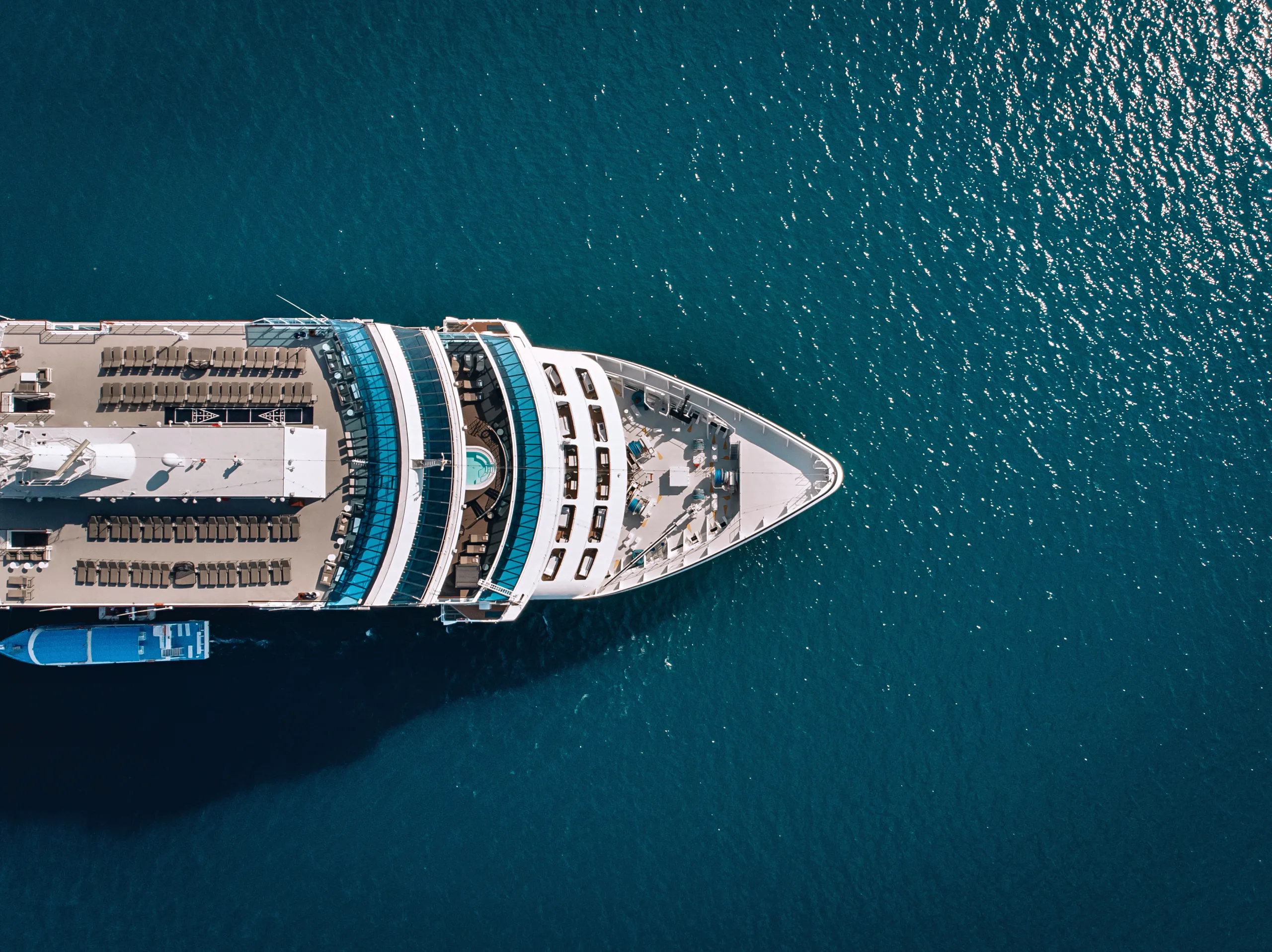 large-cruise-ship-sailing-across-andaman-sea-aerial-image-beautiful-sea-landscape
